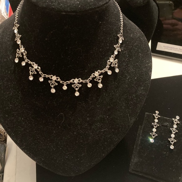 Baby Angel Wings necklace and earrings set - Picture 3 of 4